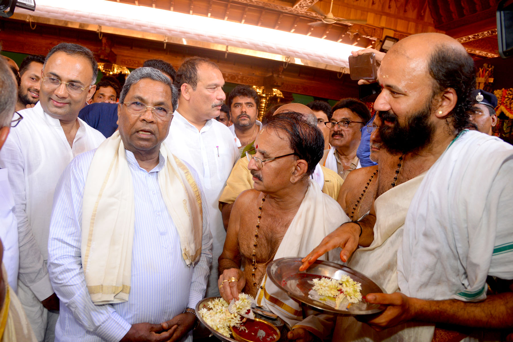 ಪೊಳಲಿ ದೇವಾಲಯಕ್ಕೆ ಮಾಜಿ ಸಿಎಂ ಸಿದ್ದರಾಮಯ್ಯ, ದಿನೇಶ್ ಗುಂಡೂರಾವ್ ಭೇಟಿ