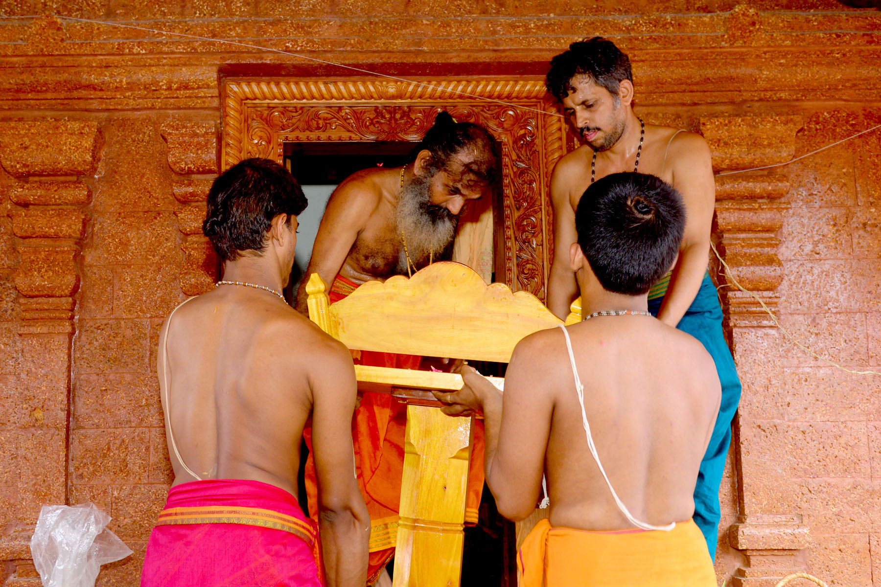 ಪೊಳಲಿ ಶ್ರೀರಾಜರಾಜೇಶ್ವರಿ-ಪರಿವಾರ ದೇವರು-ದೈವ, ಧ್ವಜಸ್ತಂಭ ಪ್ರತಿಷ್ಠೆ