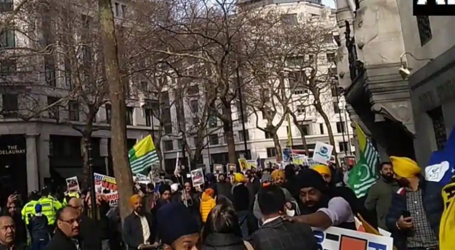 ಲಂಡನ್: ಭಾರತೀಯ ಹೈಕಮಿಶನ್ ಎದುರು 2 ಗುಂಪುಗಳ ಘರ್ಷಣೆ