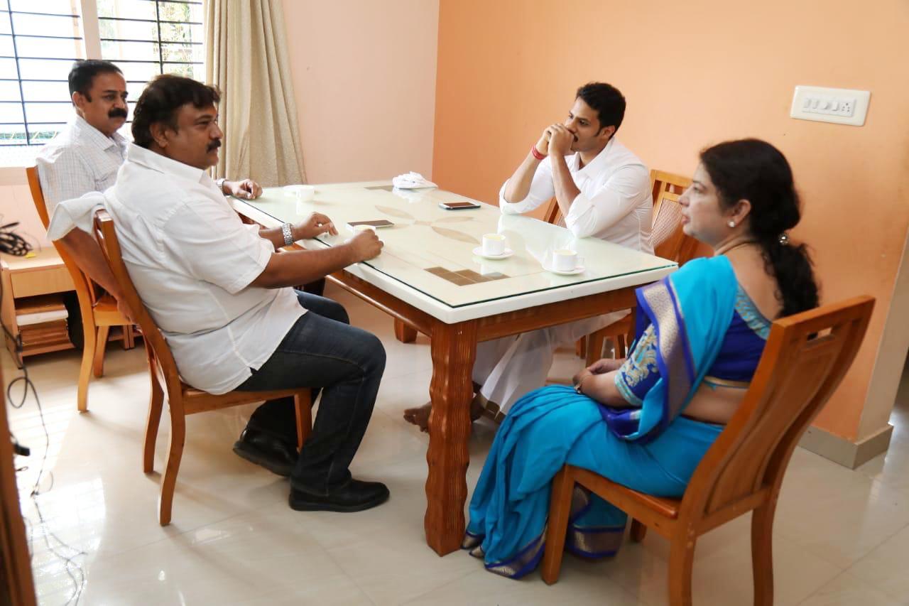 ಶಾಸಕ ರವೀಂದ್ರ ನಿವಾಸಕ್ಕೆ ಅನಿತಾ ಕುಮಾರಸ್ವಾಮಿ, ನಿಖಿಲ್ ಭೇಟಿ