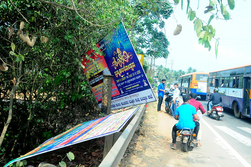 ಬಂಟ್ವಾಳ: ಬ್ಯಾನರ್, ಫ್ಲೆಕ್ಸ್ ತೆರವು; ಪುರಸಭೆ ಸಿಬ್ಬಂದಿ - ತಂಡದ ಮಧ್ಯೆ ಮಾತಿನ ಚಕಮಕಿ