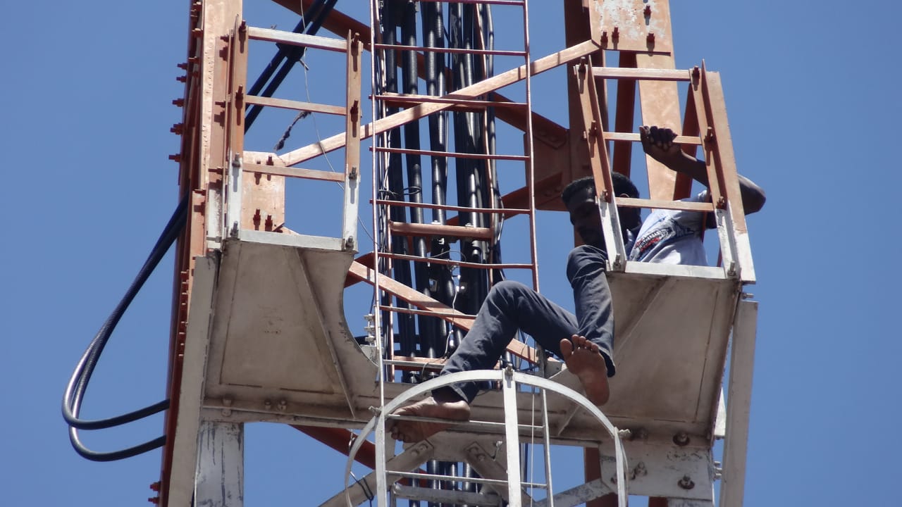 ಹನೂರು: ಅಹವಾಲು ಸ್ವೀಕರಿಸಲು ಬಾರದ ಅಧಿಕಾರಿಗಳು; ಟವರ್ ಏರಿ ಪ್ರತಿಭಟಿಸಿದ ವ್ಯಾಪಾರಿ