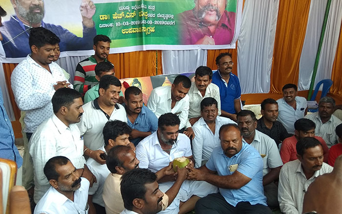 ಮಂಡ್ಯ: ವಿವಾದಾತ್ಮಕ ಹೇಳಿಕೆ, ನಿಖಿಲ್‍ ಸ್ಪರ್ಧೆ ಖಂಡಿಸಿ ನಡೆಸುತ್ತಿದ್ದ ಉಪವಾಸ ಸತ್ಯಾಗ್ರಹ ಅಂತ್ಯ