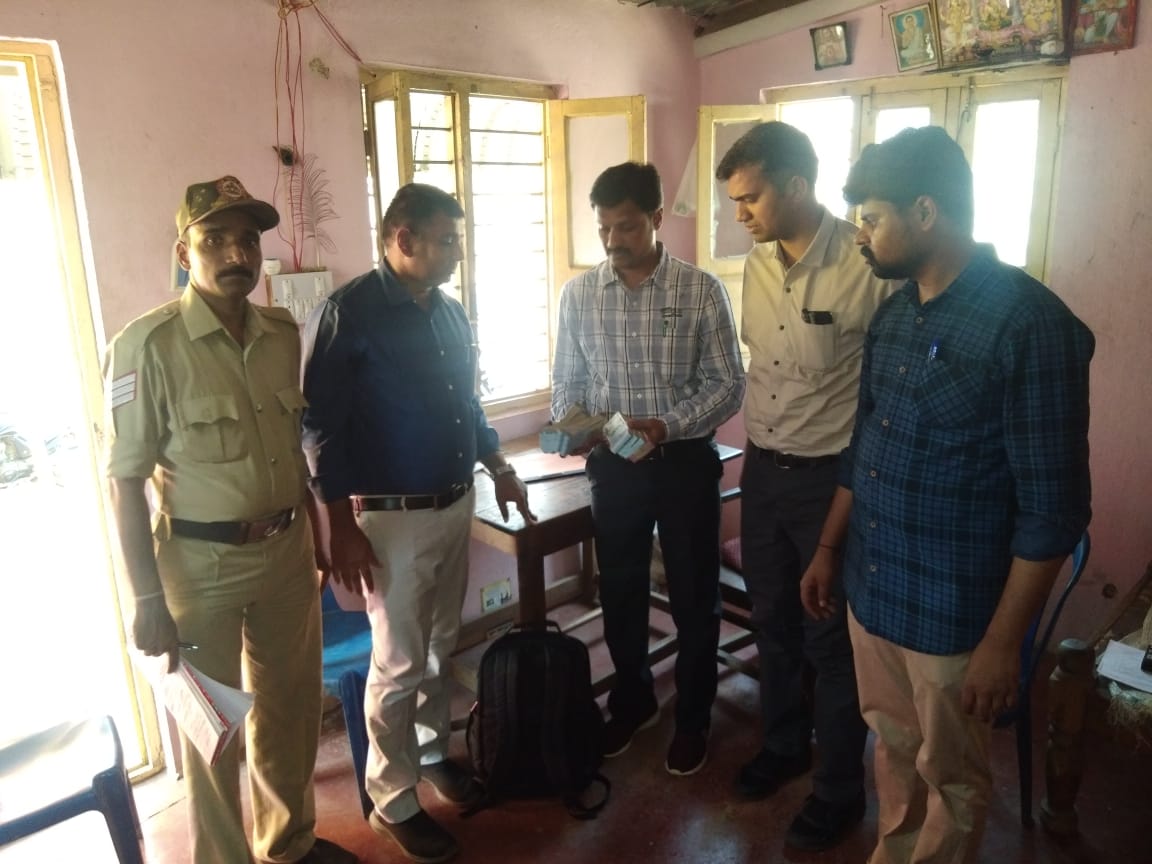 ಹಳಿಯಾಳ: ದಾಖಲೆ‌ ಇಲ್ಲದೇ ಸಾಗಿಸುತ್ತಿದ್ದ 8.5 ಲಕ್ಷ ರೂ. ವಶ