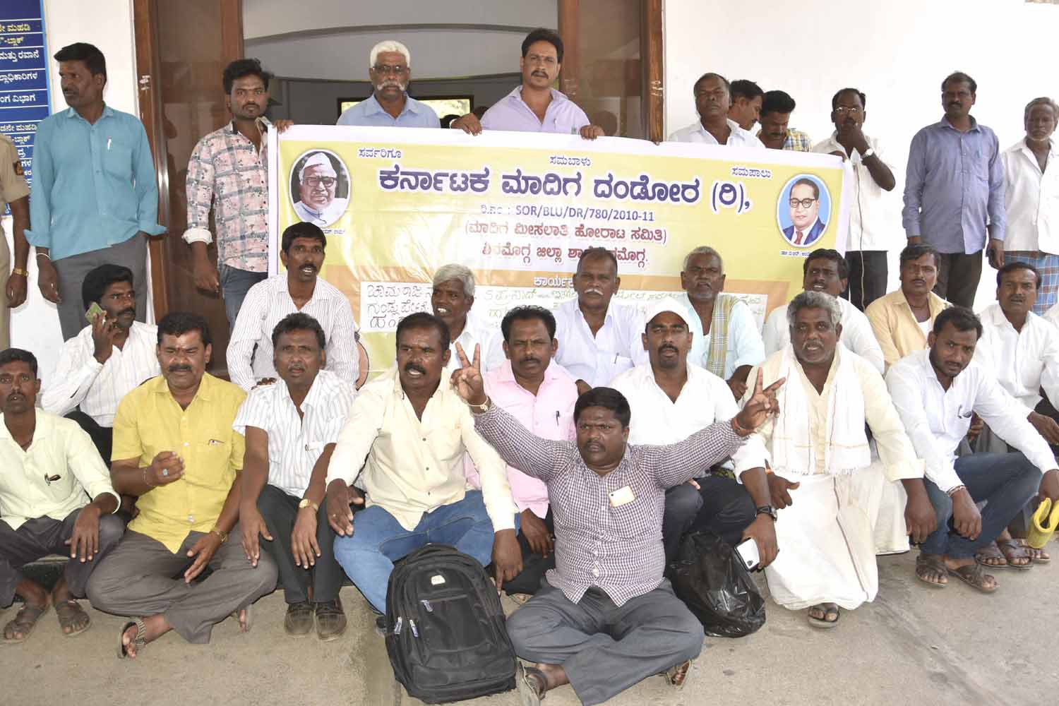 ಅಂಬೇಡ್ಕರ್ ಪ್ರತಿಮೆಗೆ ಅಪಮಾನ: ಕಿಡಿಗೇಡಿಗಳ ವಿರುದ್ಧ ಕ್ರಮಕ್ಕೆ ಆಗ್ರಹಿಸಿ ದಲಿತರಿಂದ ಧರಣಿ