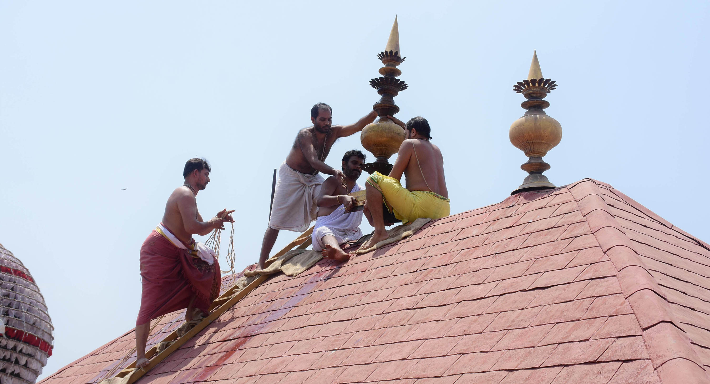 ಶ್ರೀಕೃಷ್ಣ ಮಠದ ಗರ್ಭಗುಡಿ ಛಾವಣಿ ಬಿಚ್ಚುವ ಕೆಲಸಕ್ಕೆ ಚಾಲನೆ