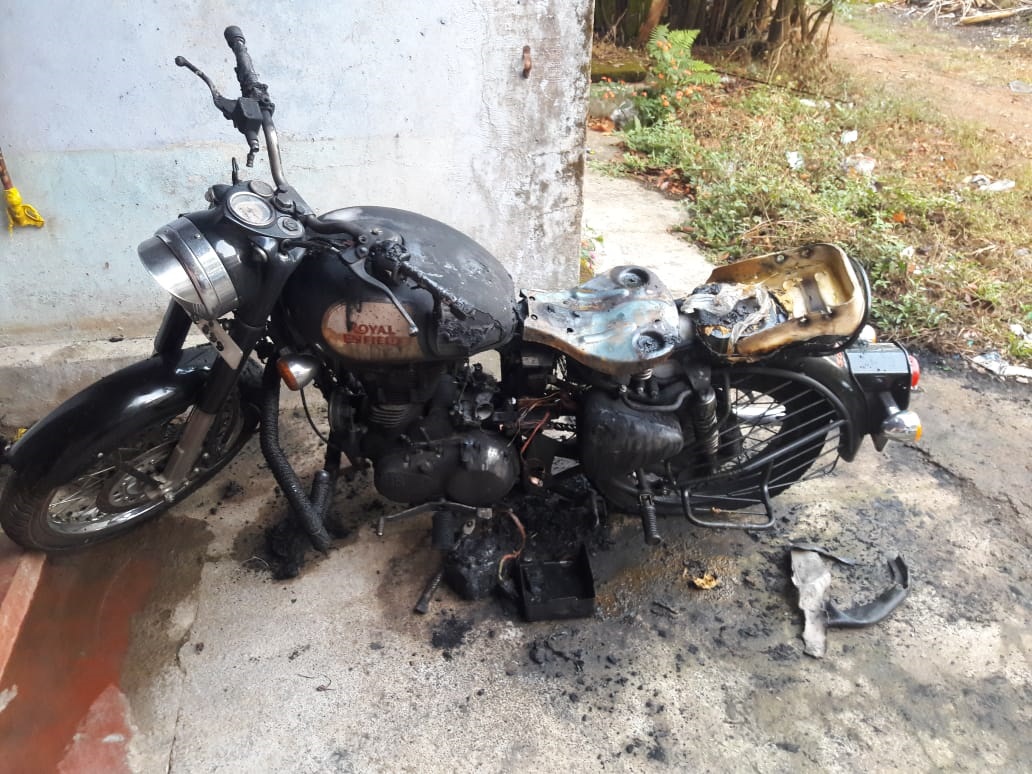 ವಸತಿ ಗೃಹದ ಎದುರು ನಿಲ್ಲಿಸಿದ್ದ ಬೈಕ್‍ ಗೆ ಬೆಂಕಿ