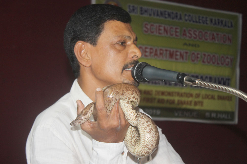 ಕಾರ್ಕಳ: ಹಾವು-ನಾವು ಪ್ರಾತ್ಯಕ್ಷಿಕ್ಷೆ