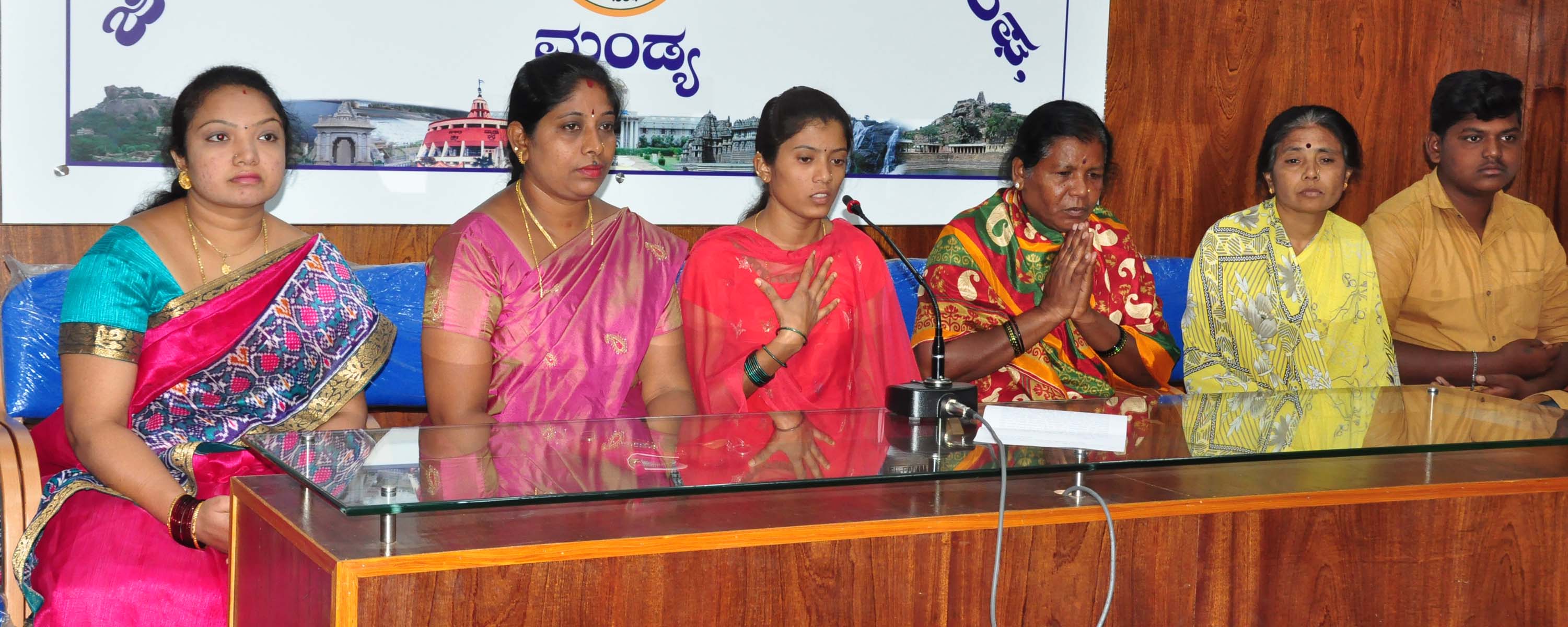 ಕೋಟಿ ಹಣ ಬಂದರೂ ಅದು ನಮ್ಮ ಜೊತೆ ಮಾತನಾಡುತ್ತಾ?: ಮಗನನ್ನು ನೆನೆದು ಕಣ್ಣೀರಿಟ್ಟ ಯೋಧ ಗುರು ತಾಯಿ