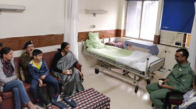 ಆಸ್ಪತ್ರೆಯಲ್ಲಿ ಅಭಿನಂದನ್ ಭೇಟಿಯಾದ ನಿರ್ಮಲಾ ಸೀತಾರಾಮನ್