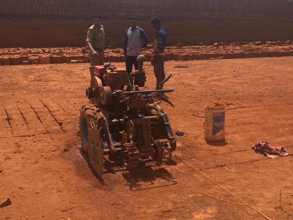 ಅದ್ಯಪಾಡಿಯಲ್ಲಿ ಕೆಂಪು ಕಲ್ಲಿನ ಅಕ್ರಮ ಗಣಿಗಾರಿಕೆ: ಯಂತ್ರ ಸಹಿತ 2,000 ಕೆಂಪು ಕಲ್ಲು ವಶಕ್ಕೆ