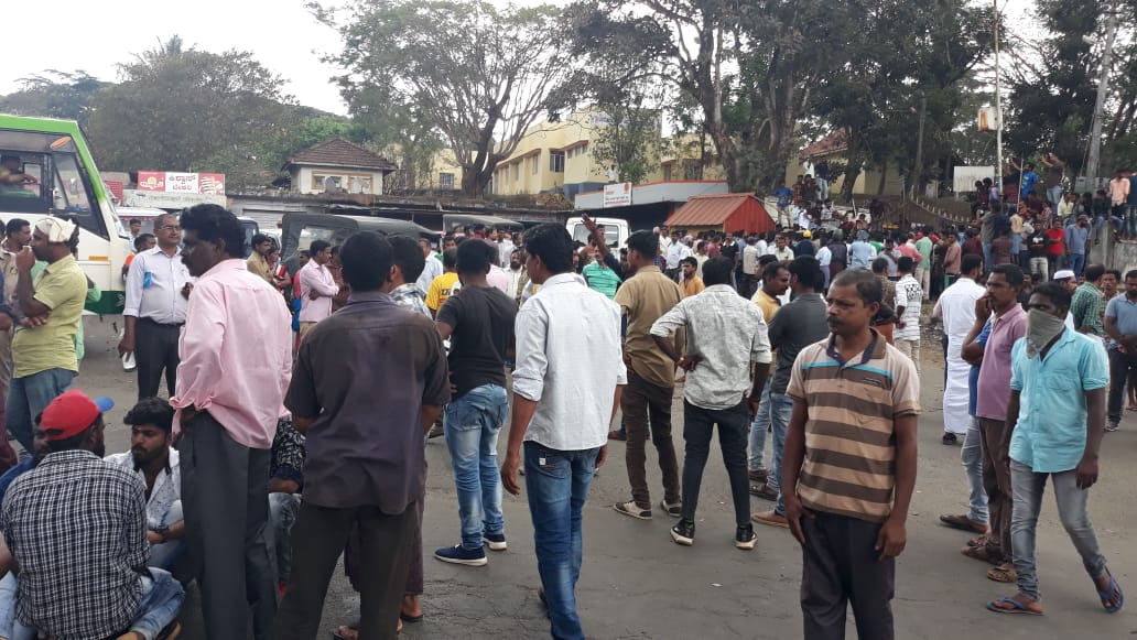 ಮಡಿಕೇರಿ: ಸರಕಾರಿ ಆಸ್ಪತ್ರೆಗೆ ಖಾಯಂ ವೈದ್ಯರ ನೇಮಕಕ್ಕೆ ಒತ್ತಾಯಿಸಿ ಹೆದ್ದಾರಿ ತಡೆದು ಧರಣಿ