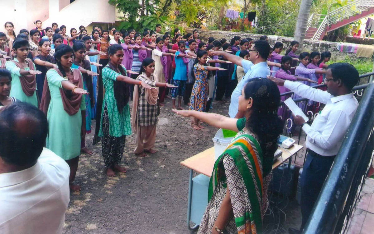 ಉಡುಪಿ: ಬಾಲಕಿಯರ ವಿದ್ಯಾರ್ಥಿ ನಿಲಯದಲ್ಲಿ ಮತದಾನ ಪ್ರಾತ್ಯಕ್ಷಿಕೆ