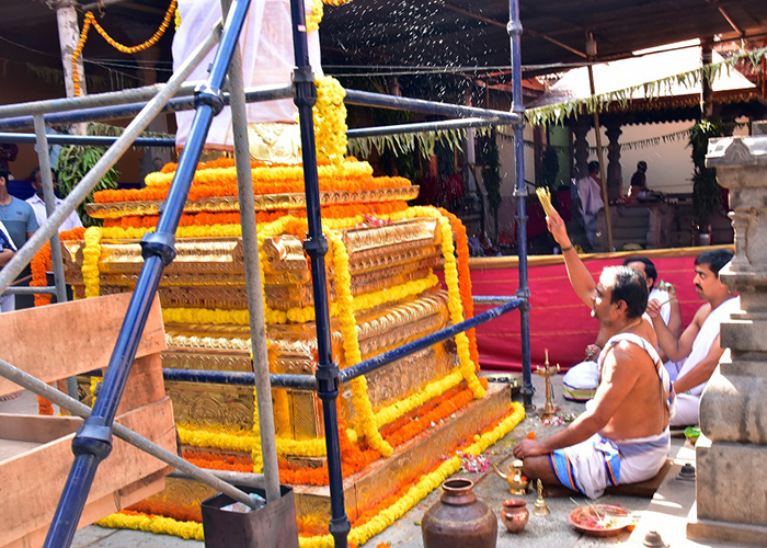 ಪುತ್ತೂರು ಶ್ರೀ ಮಹಾಲಿಂಗೇಶ್ವರ ದೇವಳ: ಸ್ವರ್ಣಕವಚಾವೃತ ಧ್ವಜಸ್ತಂಭ ಪ್ರತಿಷ್ಠೆ, ಹೂತೇರು ಸಮರ್ಪಣೆ