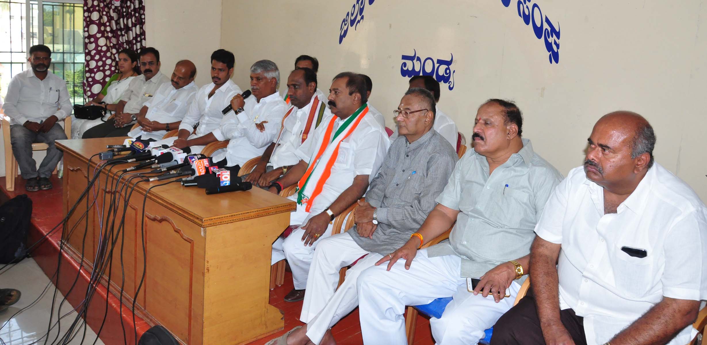 ಮಂಡ್ಯ: ಬಿಕ್ಕಟ್ಟು ಶಮನ ಪ್ರಯತ್ನಕ್ಕೆ ಕೈ ನಾಯಕರಿಂದ ನೀರಸ ಪ್ರತಿಕ್ರಿಯೆ