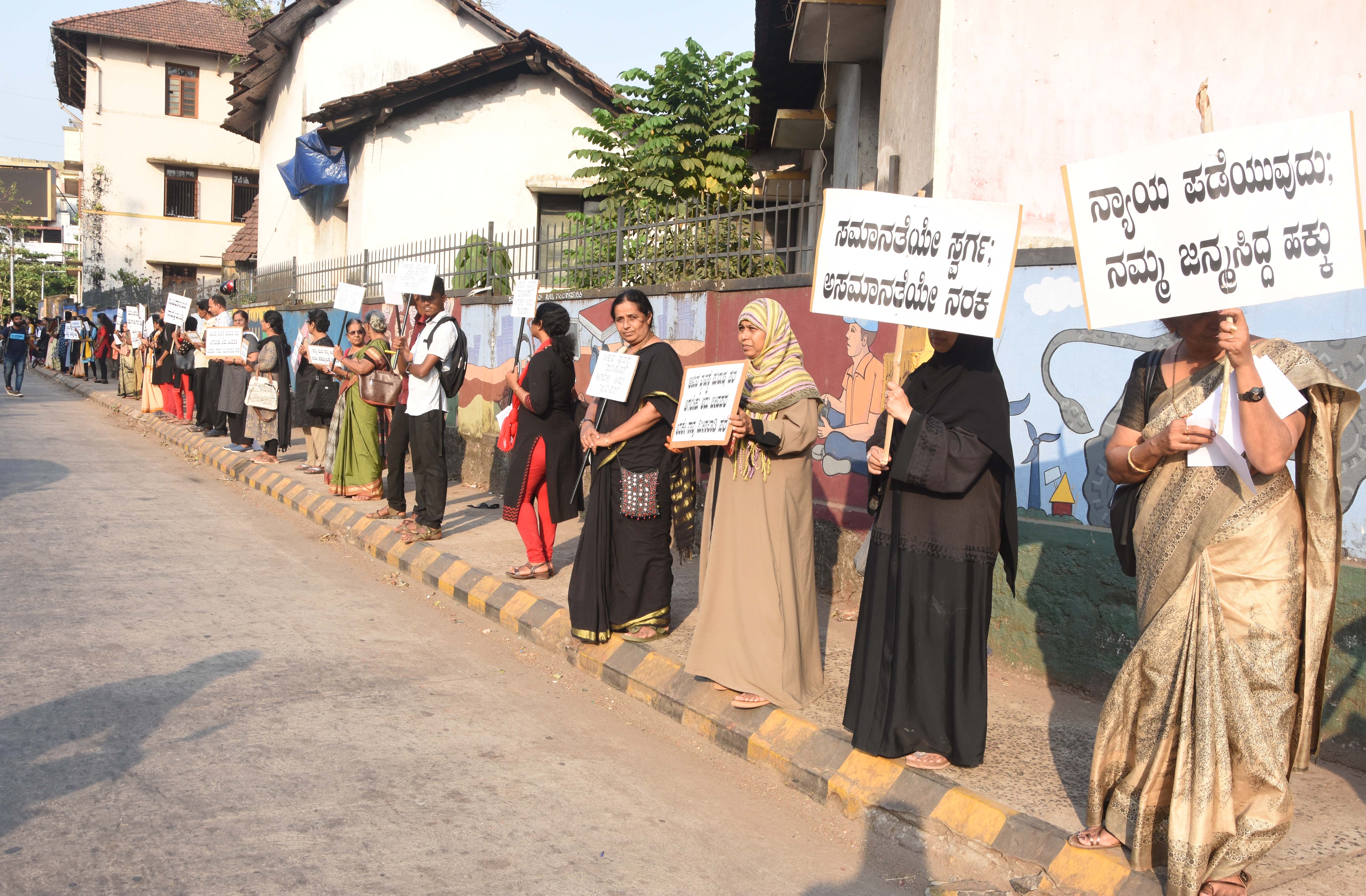 ಕಪ್ಪು ಉಡುಪಿನಲ್ಲಿ ಮಹಿಳೆಯರು: ಶೇ. 33 ರಾಜಕೀಯ ಮೀಸಲಾತಿಗಾಗಿ ವಿನೂತನ ಪ್ರತಿಭಟನೆ