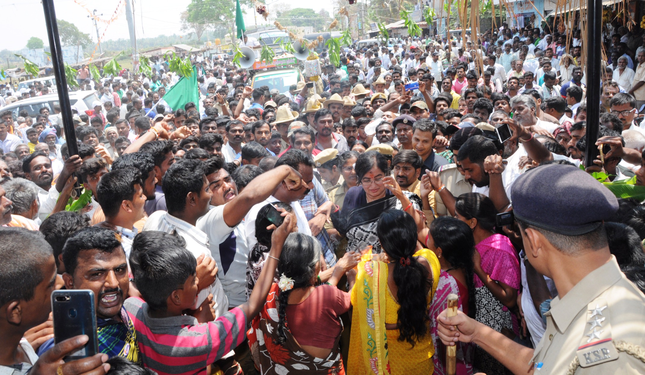 ನೂರು ಸುಮಲತಾರನ್ನು ಕಣಕ್ಕಿಳಿಸಿದರೂ ಯಾಮಾರಲು ಮಂಡ್ಯ ಜನತೆ ಮುಟ್ಠಾಳರಲ್ಲ: ಸುಮಲತಾ ವಾಗ್ದಾಳಿ