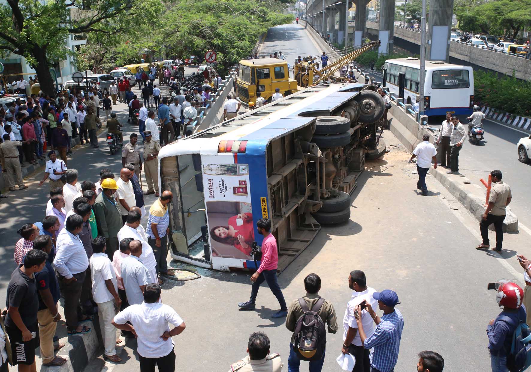 ಉರುಳಿ ಬಿದ್ದ ಬಿಎಂಟಿಸಿ ಬಸ್: 13 ಪ್ರಯಾಣಿಕರಿಗೆ ಗಾಯ