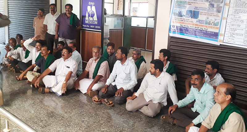 ಮೆಸ್ಕಾಂ ರೈತರ ಜೊತೆ ಚೆಲ್ಲಾಟವಾಡುತ್ತಿದೆ-ರೈತ ಮುಖಂಡರ ಆಕ್ರೋಶ