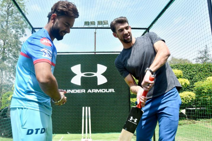 ಈಜುಪಟು ಮೈಕಲ್ ಫೆಲ್ಪ್ಸ್ ಕೈಯಲ್ಲಿ ಬ್ಯಾಟ್!