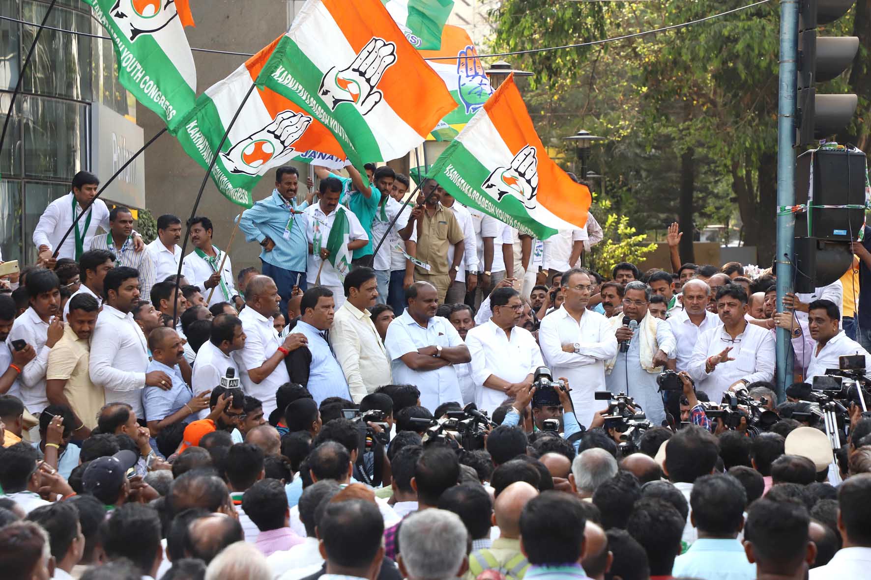 ಐಟಿ ಇಲಾಖೆ ಮುಂದೆ ಕಾಂಗ್ರೆಸ್-ಜೆಡಿಎಸ್ ಪ್ರತಿಭಟನೆ: ಬಿಜೆಪಿ ವಿರುದ್ಧ ಚುನಾವಣಾ ಆಯೋಗಕ್ಕೆ ದೂರು