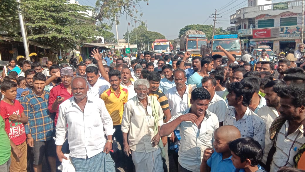 ಐಟಿ ದಾಳಿ ಖಂಡಿಸಿ ಜೆಡಿಎಸ್ ಕಾರ್ಯಕರ್ತರಿಂದ ರಸ್ತೆ ತಡೆ