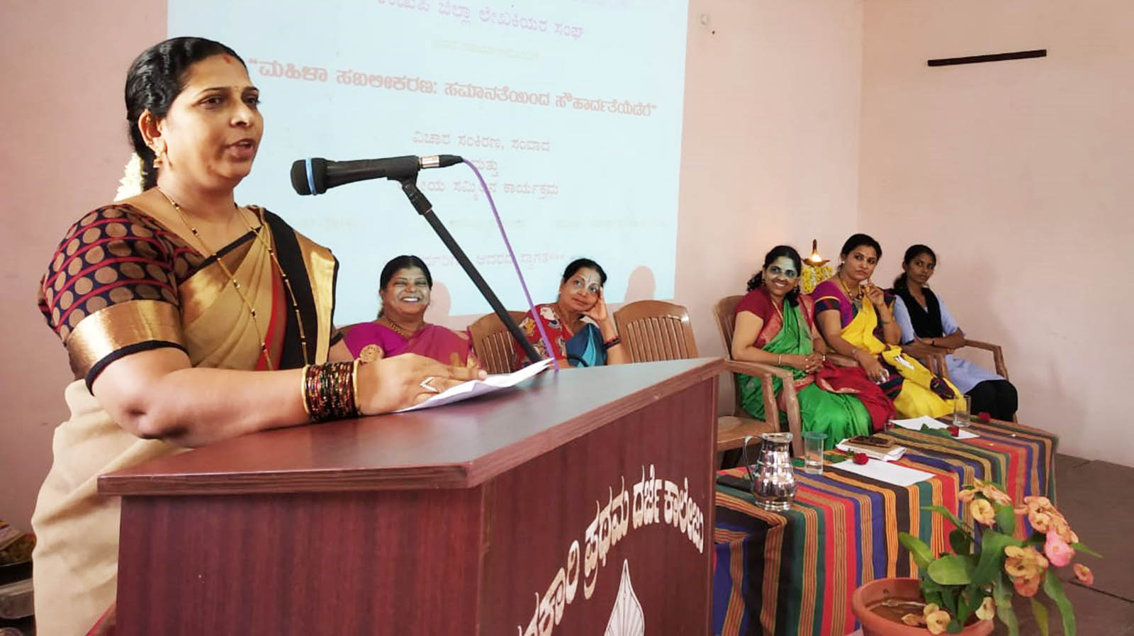 ಮಹಿಳೆಯರ ಬಗ್ಗೆ ಗೌರವ ಬೆಳೆಸಿಕೊಳ್ಳಿ: ಡಾ.ನಿಕೇತನ