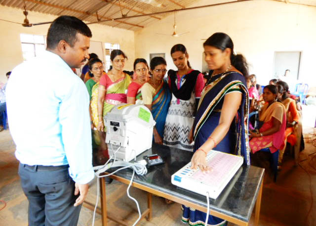 ಮೀನುಗಾರರಿಗೆ ಇವಿಎಂ, ವಿವಿಪ್ಯಾಟ್ ಕುರಿತು ಪ್ರಾತ್ಯಕ್ಷಿಕೆ ಕಾರ್ಯಕ್ರಮ
