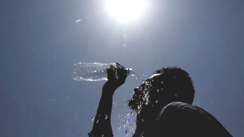 ಬೆಂಗಳೂರಿನಲ್ಲಿ ಗರಿಷ್ಠ ತಾಪಮಾನ: ಬಿಸಿಲ ಝಳಕ್ಕೆ ತತ್ತರಿಸುತ್ತಿರುವ ಜನರು