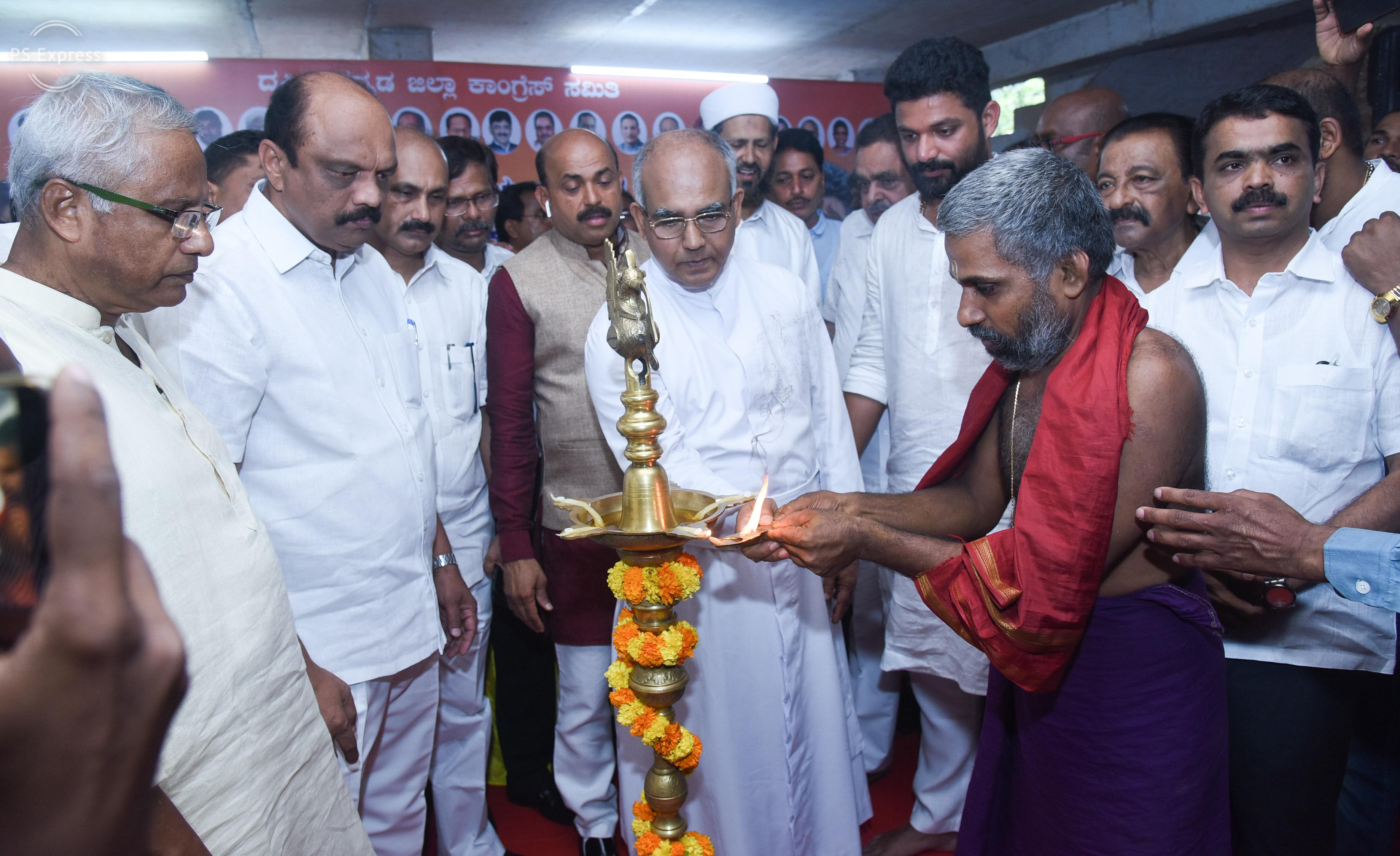 ಮಂಗಳೂರು: ಕಾಂಗ್ರೆಸ್ ಚುನಾವಣಾ ಕಾರ್ಯಾಲಯ ಉದ್ಘಾಟನೆ