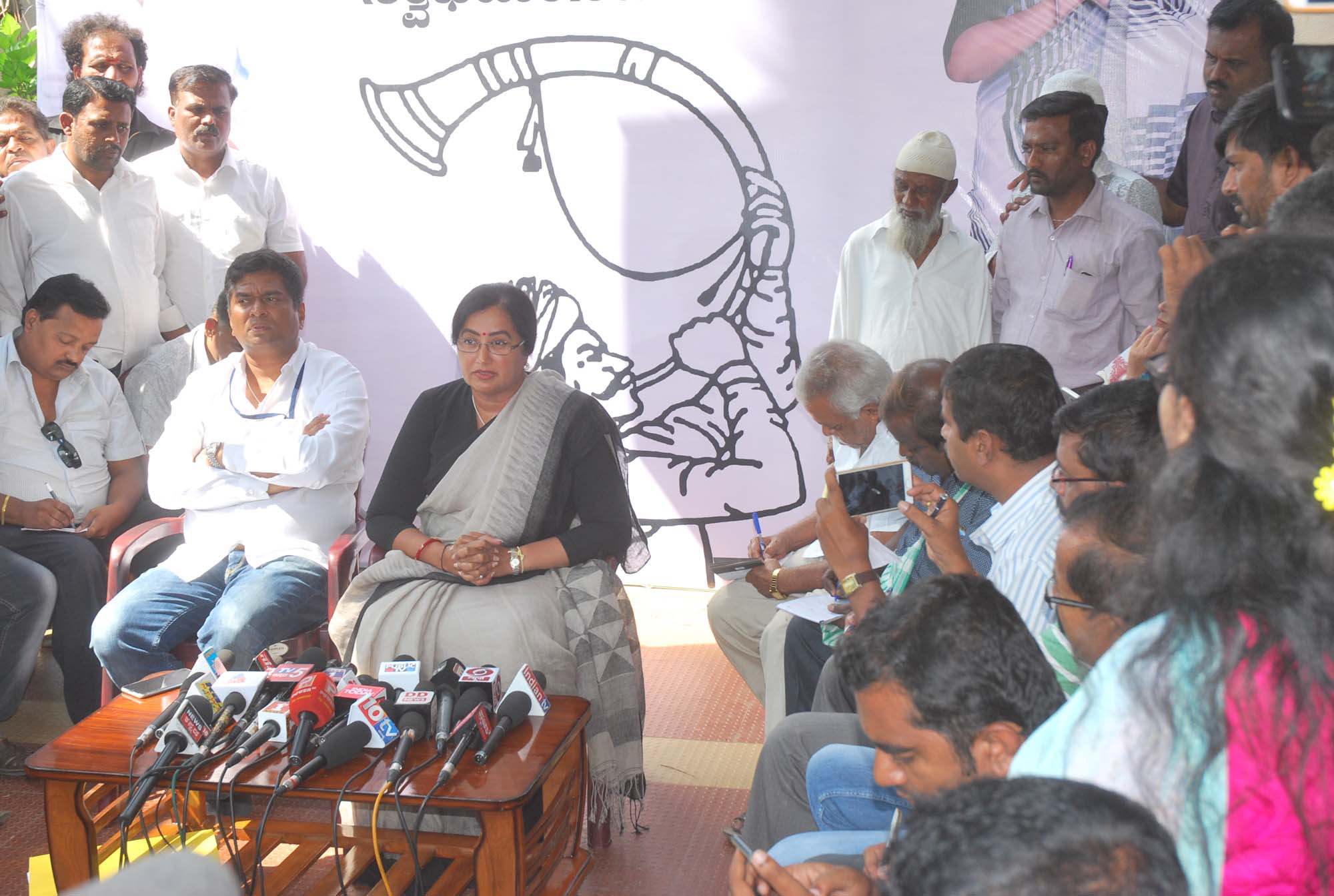 ಮತದಾರರ ದಿಕ್ಕುತಪ್ಪಿಸುವ ಷಡ್ಯಂತ್ರ: ಸುಮಲತಾ ಆರೋಪ