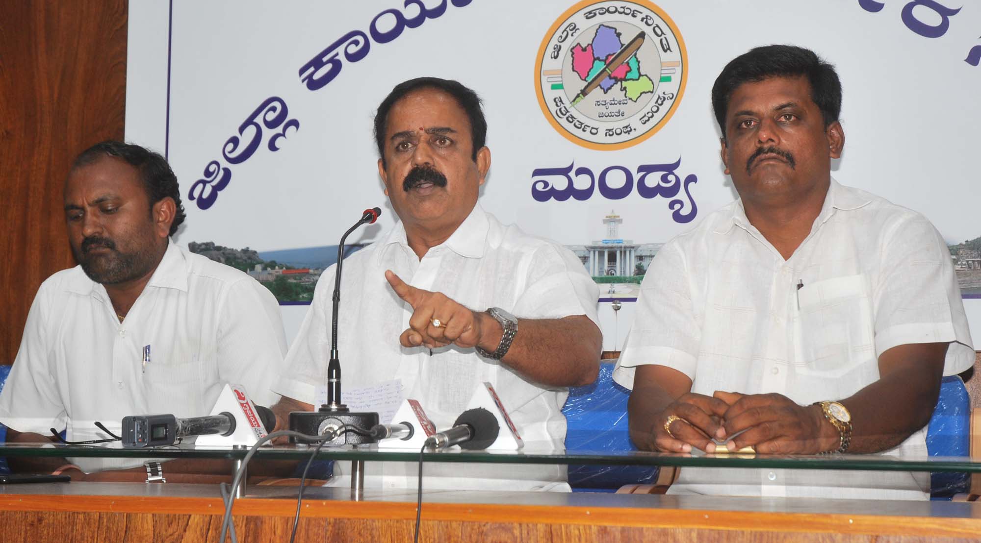 ಚುನಾವಣಾಧಿಕಾರಿ ನೆರವಿಗೆ ಧಾವಿಸಿದ ಜೆಡಿಎಸ್