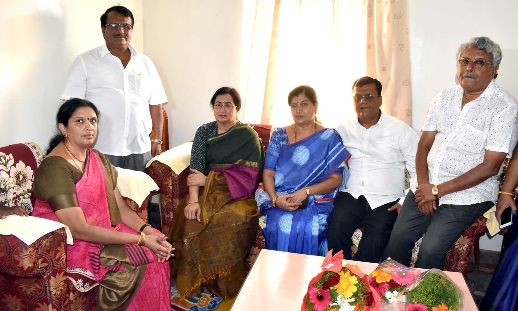 ಯಾರು ಏನೇ ಹೇಳಿದರೂ ಮಂಡ್ಯದಲ್ಲೇ ಸ್ಪರ್ಧೆ ಮಾಡುತ್ತೇನೆ: ಸುಮಲತಾ ಸ್ಪಷ್ಟನೆ