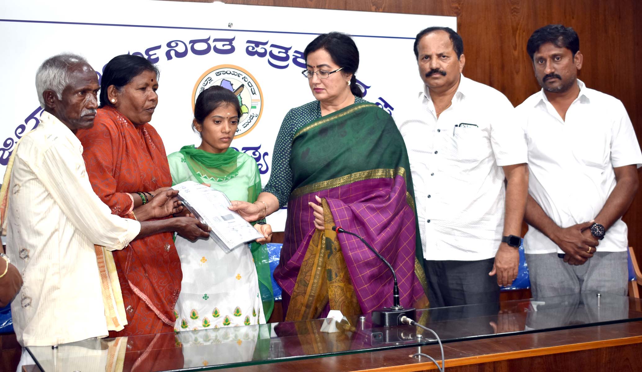 ಹುತಾತ್ಮ ಯೋಧನ ಕುಟುಂಬಕ್ಕೆ ಜಮೀನು ದಾನ ಪತ್ರ ಹಸ್ತಾಂತರಿಸಿದ ನಟಿ ಸುಮಲತಾ