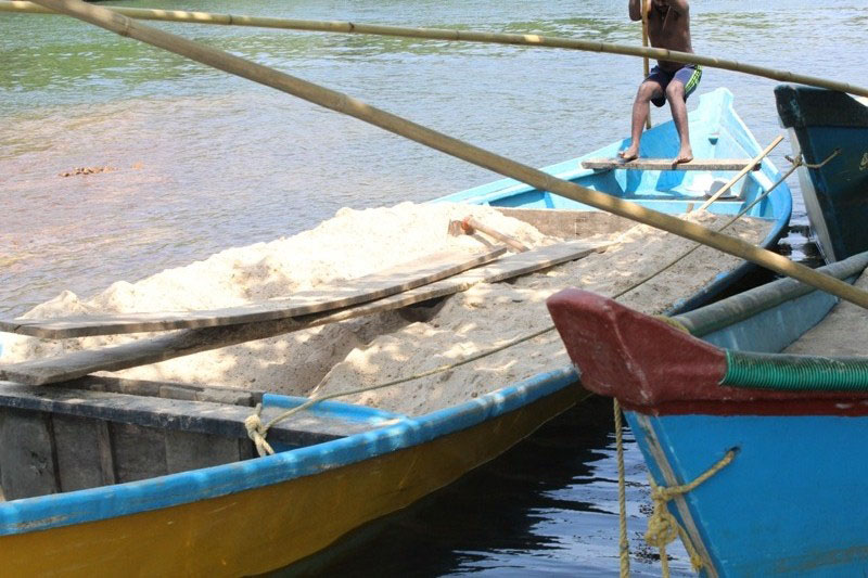ಮೊಳಹಳ್ಳಿ ಅಕ್ರಮ ಮರಳುಗಾರಿಕೆಗೆ ದಾಳಿ: 18 ಮಂದಿ ಬಂಧನ; ದೋಣಿ, ಟಿಪ್ಪರ್, ಕಾರು ವಶ