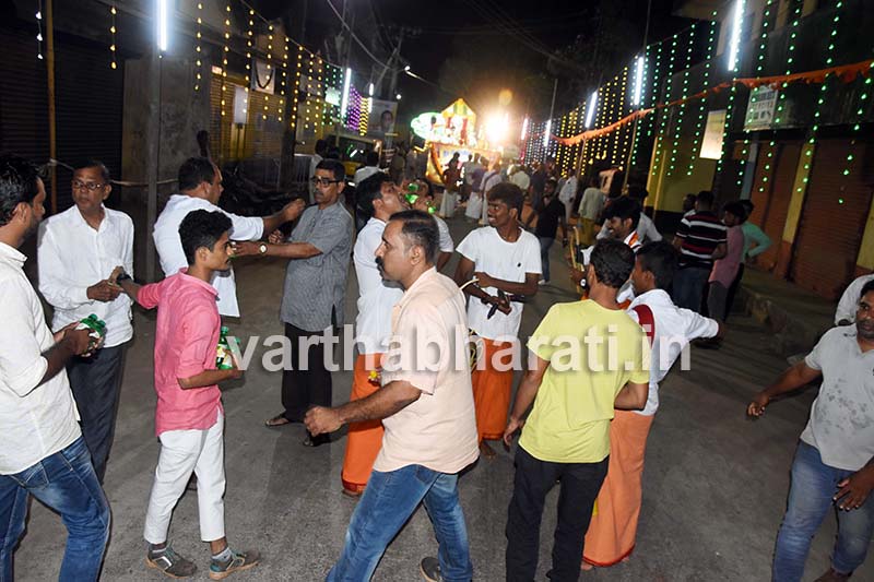 ಕಂದಕ್: ಶಿವರಾತ್ರಿ ಶೋಭಾಯಾತ್ರೆಗೆ ವಿದ್ಯುತ್ ದೀಪಗಳ ವ್ಯವಸ್ಥೆ ಮಾಡಿ ತಂಪುಪಾನೀಯ ವಿತರಿಸಿದ ಮುಸ್ಲಿಮರು