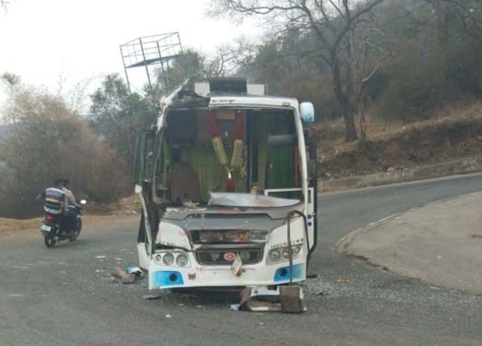 ಮ್ಯಾಕ್ಸಿ ಕ್ಯಾಬ್-ಆಟೋ ಢಿಕ್ಕಿ: ಪ್ರಯಾಣಿಕರು ಅಪಾಯದಿಂದ ಪಾರು