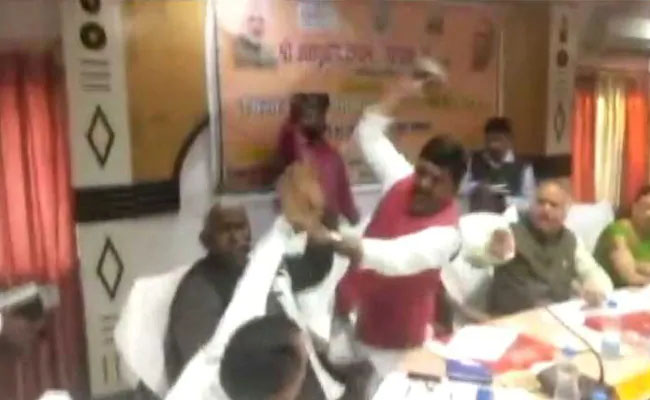 ಉತ್ತರ ಪ್ರದೇಶ: ಅಧಿಕೃತ ಸಭೆಯಲ್ಲೇ ಬಿಜೆಪಿ ಸಂಸದ ಹಾಗೂ ಶಾಸಕರ ನಡುವೆ ಚಪ್ಪಲಿಯಲ್ಲಿ ಹೊಡೆದಾಟ