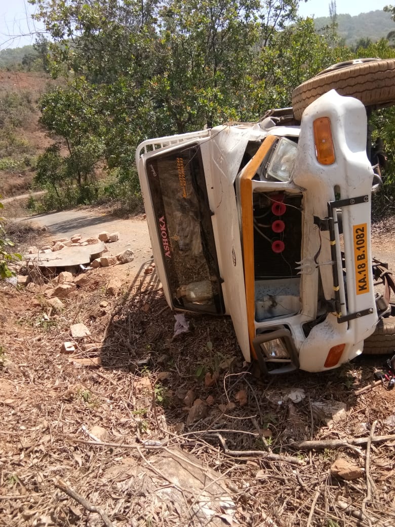 ಕಲ್ಲು ಸಾಗಿಸುತ್ತಿದ್ದ ವಾಹನ ಪಲ್ಟಿ: ಕೂಲಿ ಕಾರ್ಮಿಕ ಮೃತ್ಯು- ಮೂವರಿಗೆ ಗಾಯ