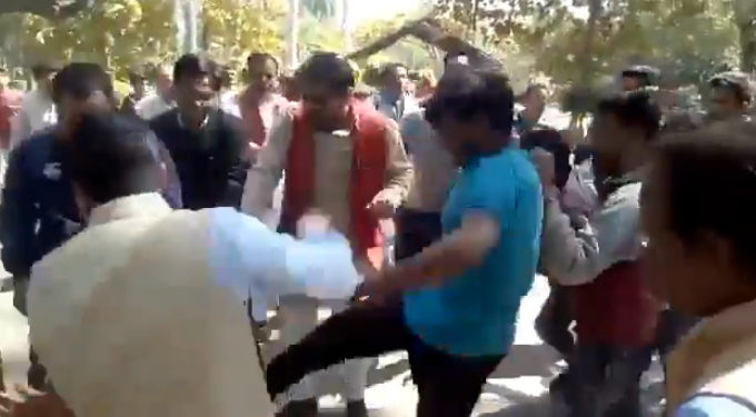 ಸರಕಾರ ಉದ್ಯೋಗ ಸೃಷ್ಟಿಯಲ್ಲಿ ವಿಫಲವಾಗಿದೆ ಎಂದ ಯುವಕನಿಗೆ ಬಿಜೆಪಿ ಕಾರ್ಯಕರ್ತರಿಂದ ಥಳಿತ