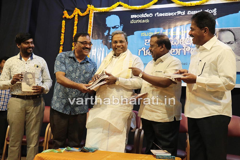 ರಾಜಕಾರಣಿಗಳು ಮತದಾರರನ್ನು ಭ್ರಷ್ಟರನ್ನಾಗಿಸುತ್ತಿದ್ದಾರೆ: ಮಾಜಿ ಸಿಎಂ ಸಿದ್ದರಾಮಯ್ಯ