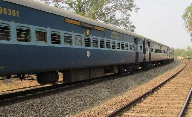 ರೈಲಿನಿಂದ ಬೇರ್ಪಟ್ಟ ಎಂಜಿನ್, 3 ಬೋಗಿಗಳು