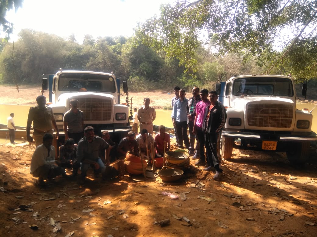 ಮಂಡ್ಕೂರು ಬಳಿ ಅಕ್ರಮ ಮರಳುಗಾರಿಕೆ: ಏಳು ಮಂದಿ ಬಂಧನ, ಐದು ಟಿಪ್ಪರ್ ವಶ