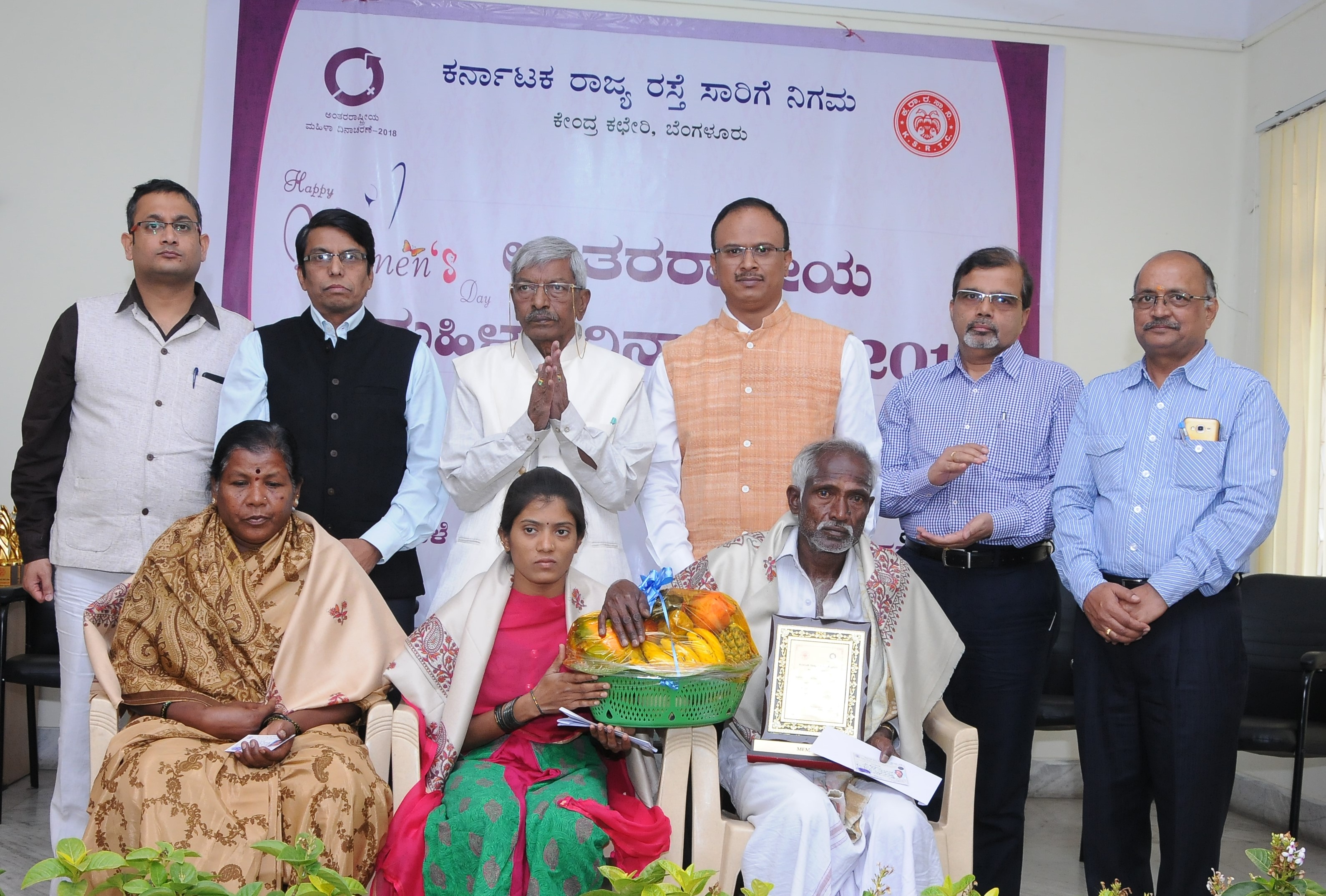 ಕೆಎಸ್ಸಾರ್ಟಿಸಿ: ಹುತಾತ್ಮ ಯೋಧ ಗುರು ಕುಟುಂಬಕ್ಕೆ 25 ಸಾವಿರ ನಗದು, ಉಚಿತ ಬಸ್‌ಪಾಸ್ ವಿತರಣೆ