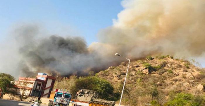 ಚಾಮುಂಡಿ ಬೆಟ್ಟಕ್ಕೆ ಆಕಸ್ಮಿಕ ಬೆಂಕಿ: ಅರೆಬೆಂದ ಸ್ಥಿತಿಯಲ್ಲಿ ಮಹಿಳೆಯ ಶವ ಪತ್ತೆ