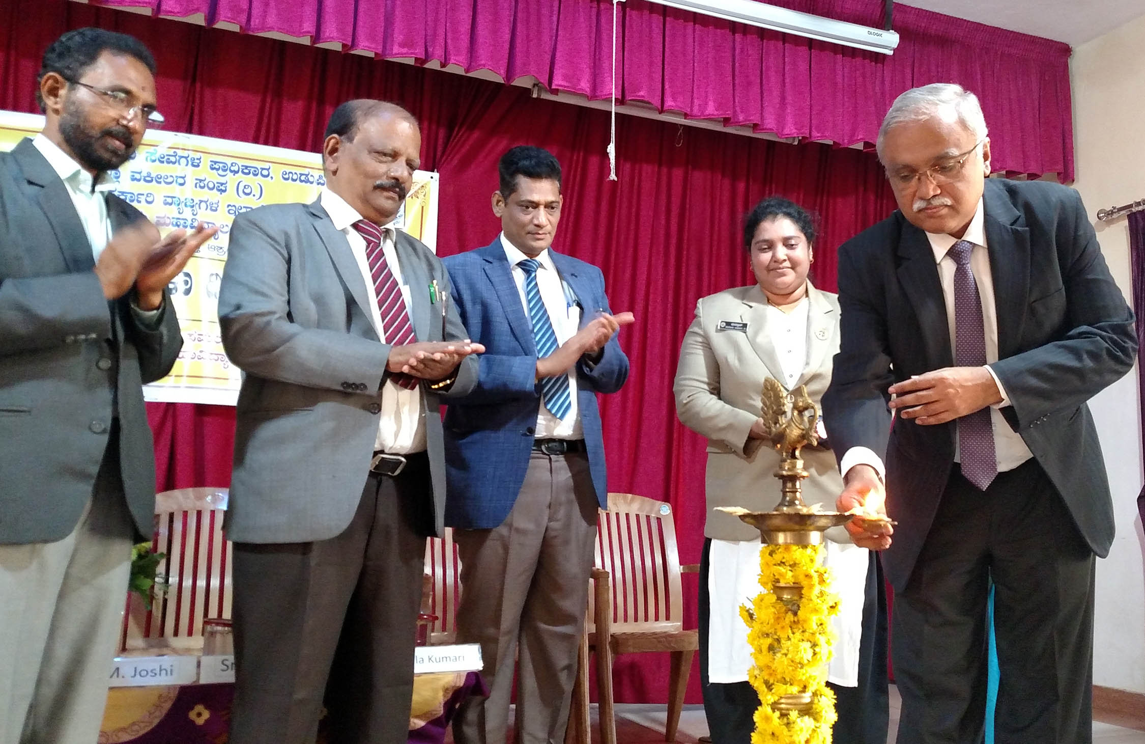 ಮಹಿಳೆಯರು ಸಾಧನೆಯ ಗುರಿ ಹೊಂದಬೇಕು: ಸಿ.ಎಂ.ಜೋಶಿ