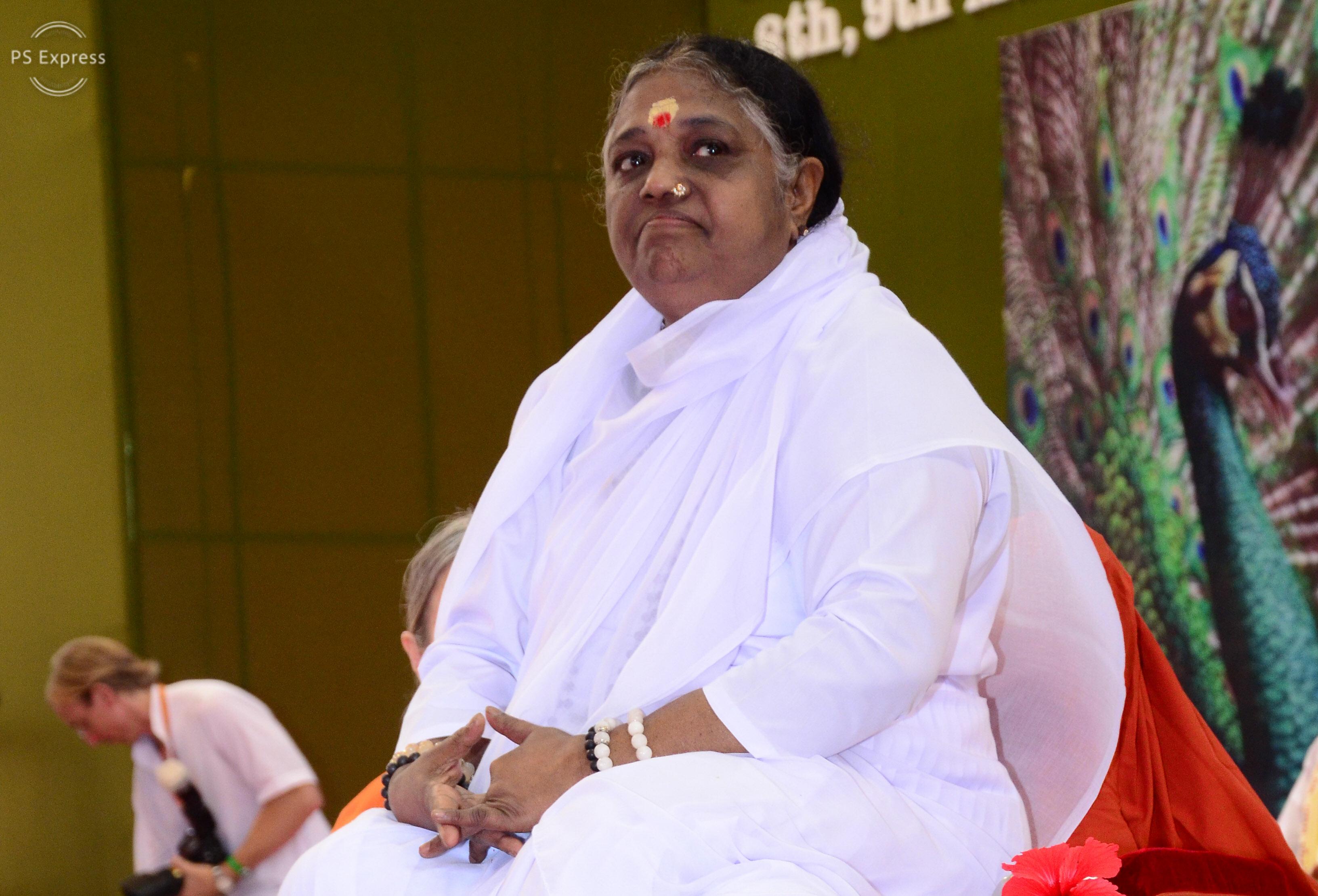 ಪರೋಪಕಾರ, ಪ್ರಕೃತಿ ಧರ್ಮ ಪಾಲನೆಯಿಂದ ನೆಮ್ಮದಿ: ಮಾತಾ ಅಮೃತಾನಂದಮಯಿ