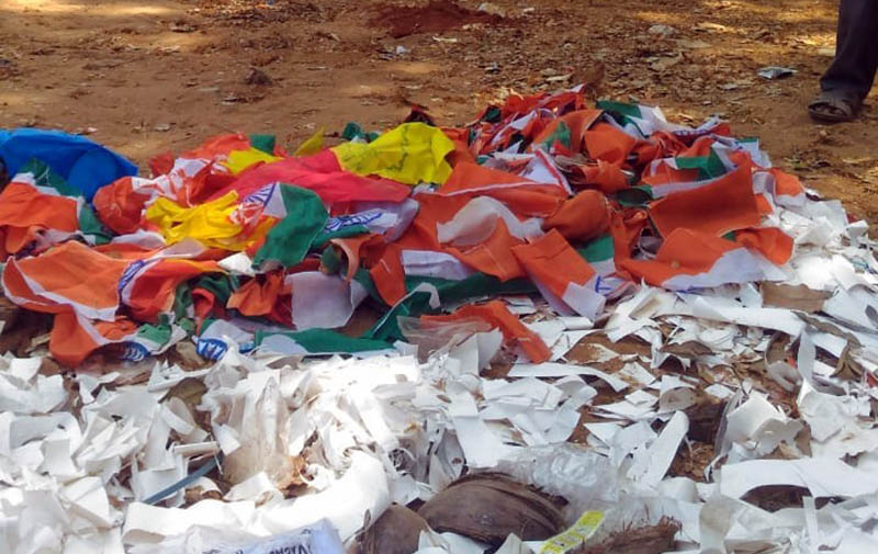 ಕುಂದಾಪುರ ರಸ್ತೆ ಬದಿ ಹರಿದ ರಾಷ್ಟ್ರಧ್ವಜಗಳು ಪತ್ತೆ: ಪ್ರಕರಣ ದಾಖಲು