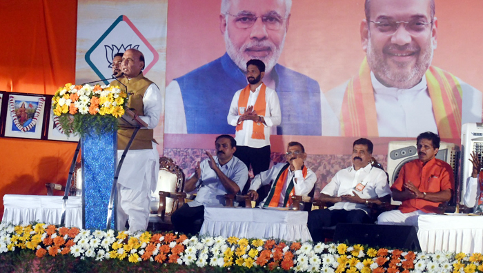 ಕರ್ನಾಟಕದ ಕಿಚಿಡಿ ಸರಕಾರದಿಂದ ಅಭಿವೃದ್ಧಿ ಸಾಧ್ಯವಿಲ್ಲ: ರಾಜನಾಥ್ ಸಿಂಗ್