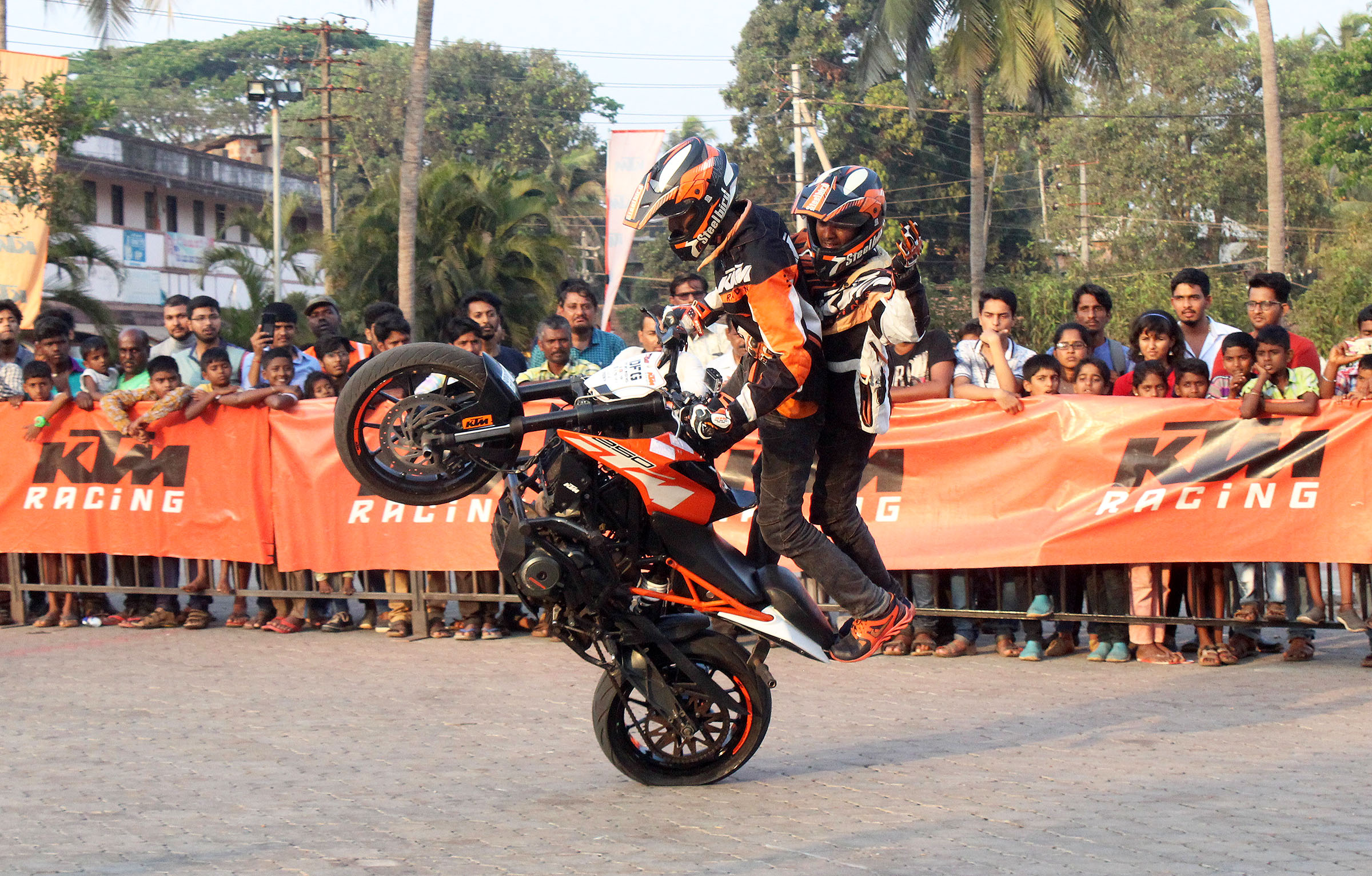 ಉಡುಪಿಯಲ್ಲಿ ರೋಮಾಂಚಕ ಬೈಕ್ ಸಾಹಸ ಪ್ರದರ್ಶನ